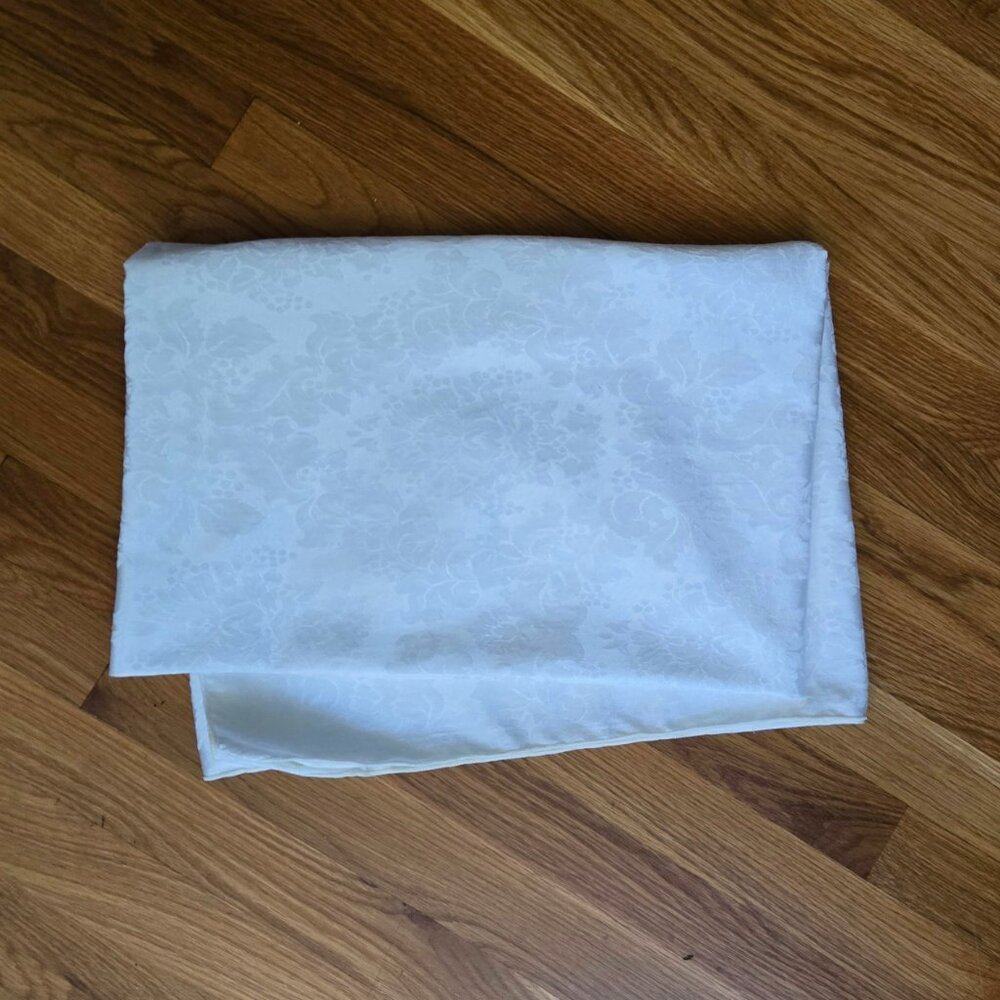 White Damask Floral Tablecloth - Picture 4 of 5
